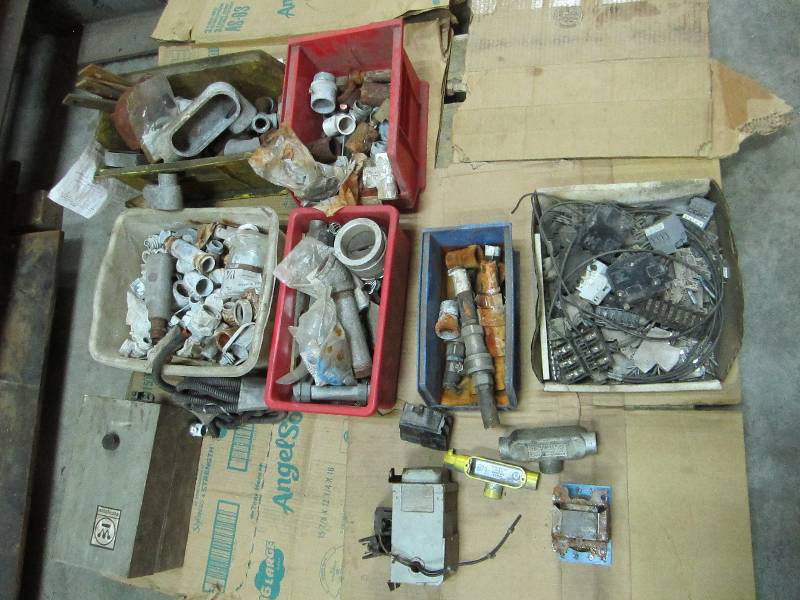 lot 32 image: Lot of electrical supplies and conn...