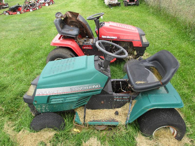 lot 100 image: Lawn Tractors