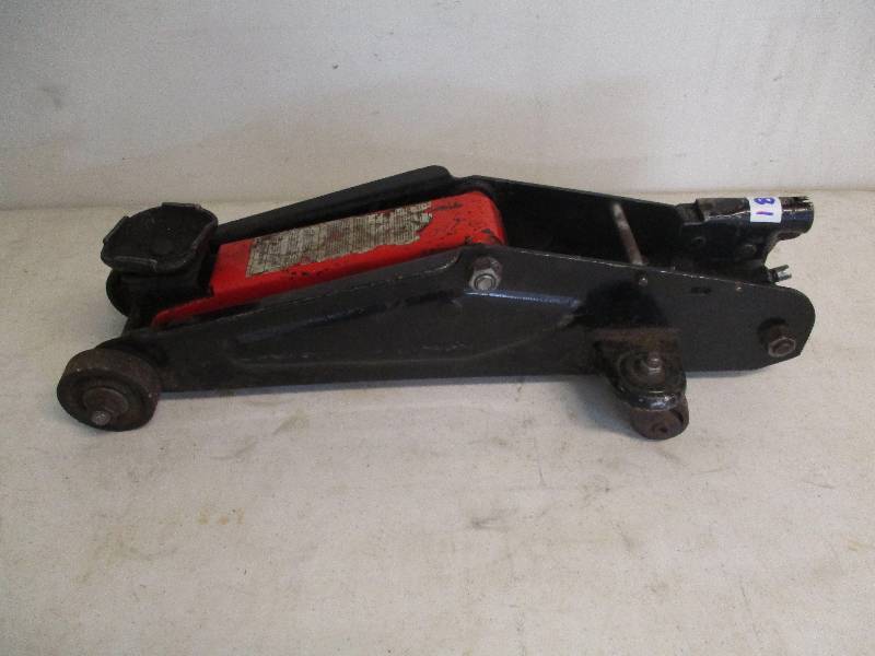 lot 18 image: Floor Jack