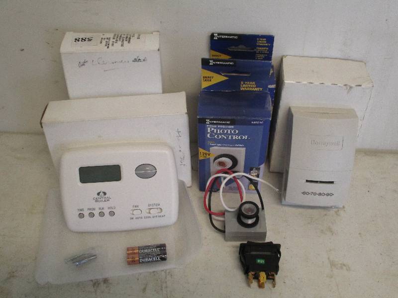 lot 47 image: Thermostat & Control Knobs