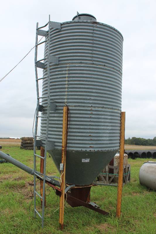 lot 164 image: Feed Storage Bin with integrated Load Auger