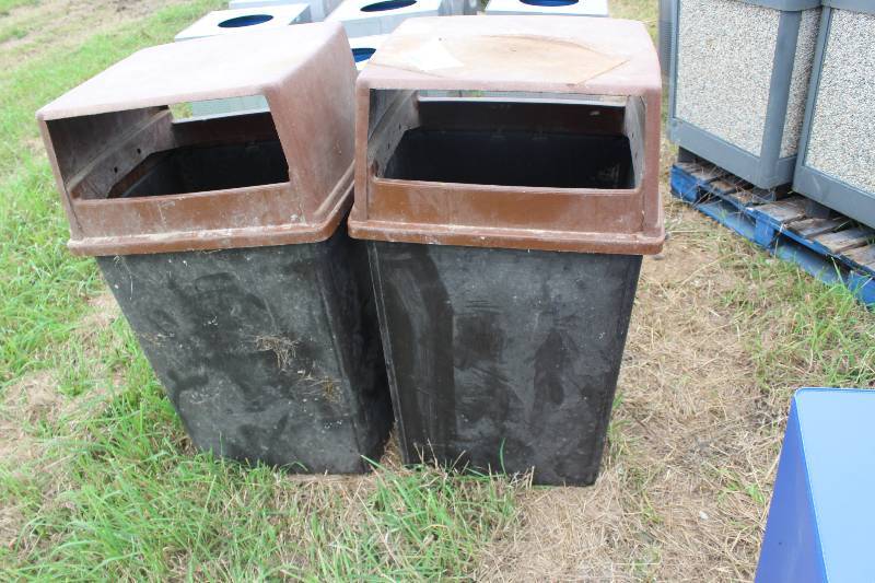 lot 206 image: Lot of (2) Plastic Trash Bins