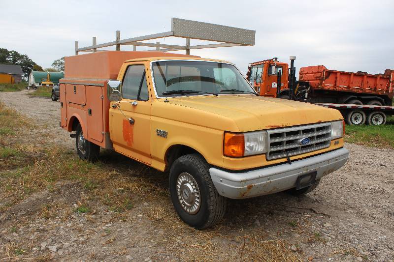 lot 4 image: 1990 Ford F-250  Pickup Truck w Tool Box Bed