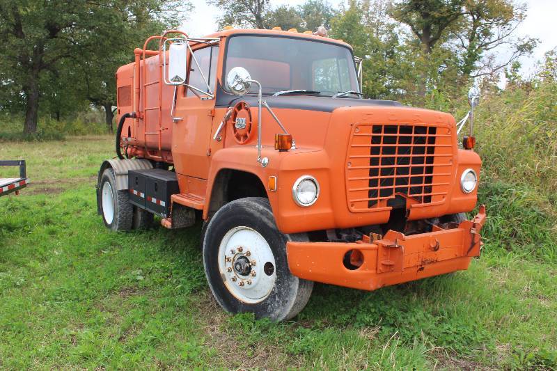 lot 2 image: 1980 Ford 8000 Orange Ford Commercial Truck w Water Tank with Pump