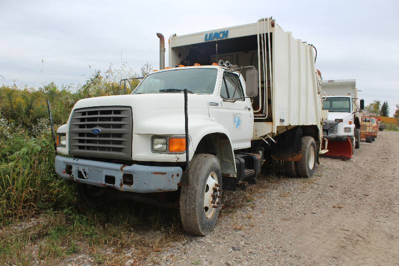 lot 3 image: 1985 Ford F800 with a Leach Packmaster Garbage Compacter