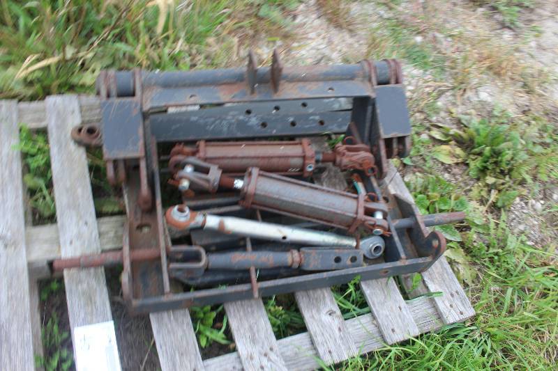 lot 46 image: Pallet Lot of Hydraulic Cylinders and Three Point Hitch Compoments
