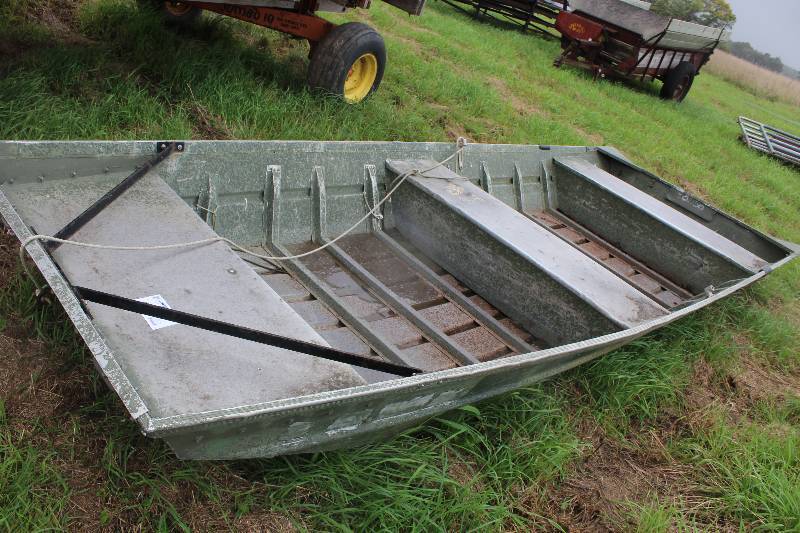 lot 66 image: 15 Flat Bottom John Boat