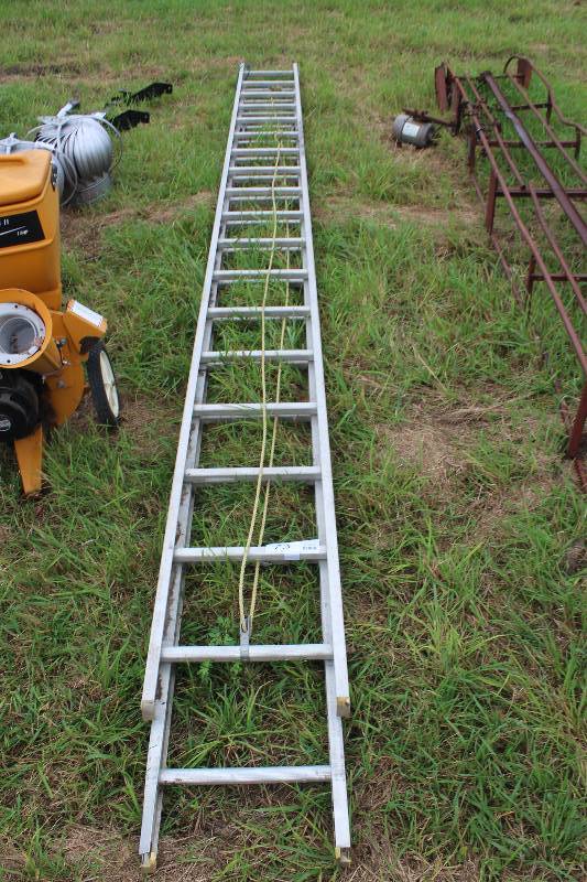 lot 73 image: Aluminum Extension Ladder, 36 foot max Height,  Medium Duty 225lbs