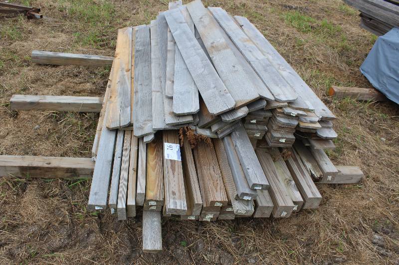 lot 91 image: Lot of fencing posts and dog eared vertical Boards