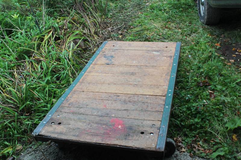 lot 275 image: 4-Wheel Wood Dolly