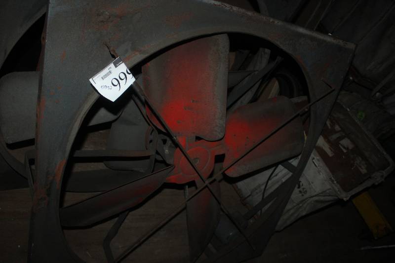 lot 999 image: 4-Blade Industrial Wall Fan