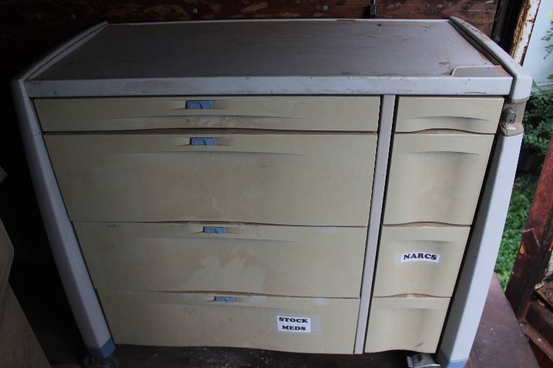 lot 249 image: 8-Drawer Medical Cart