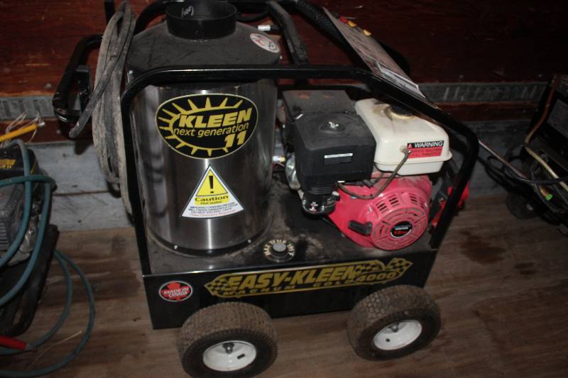 lot 267 image: Easy Kleen Pressure Systems Magnum Gold 4000PSI 12V 15HP Gas Start Pressure Washer