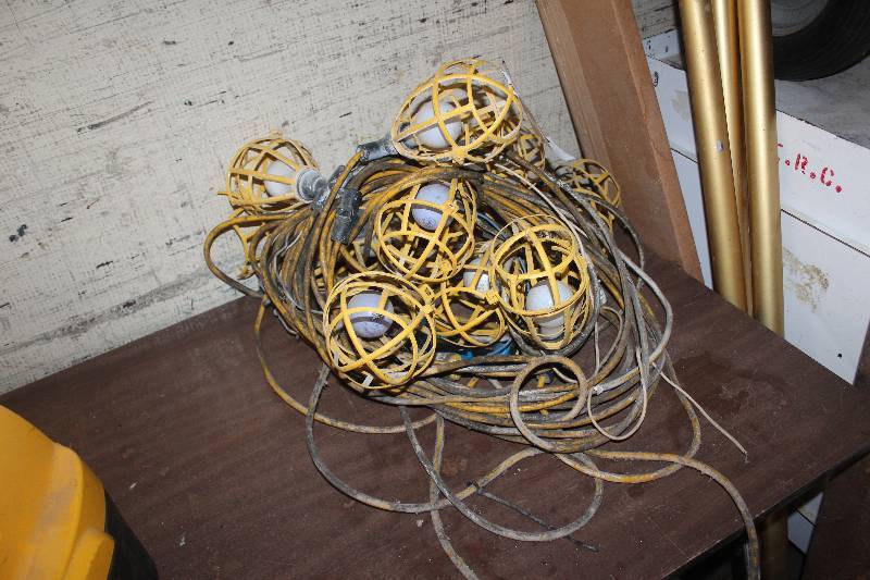 lot 917 image: Work Lights w Bulbs
