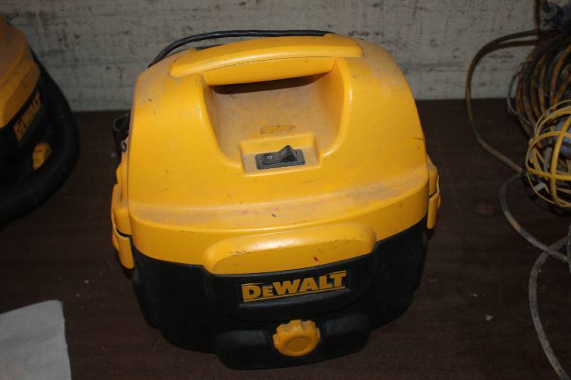 lot 919 image: DeWalt Heavy Duty 2-Gallon CordlessCorded WetDry Vacuum