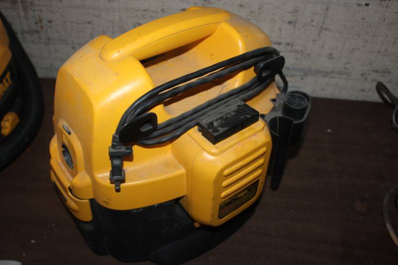 lot 921 image: DeWalt Heavy Duty 2-Gallon CordlessCorded WetDry Vacuum