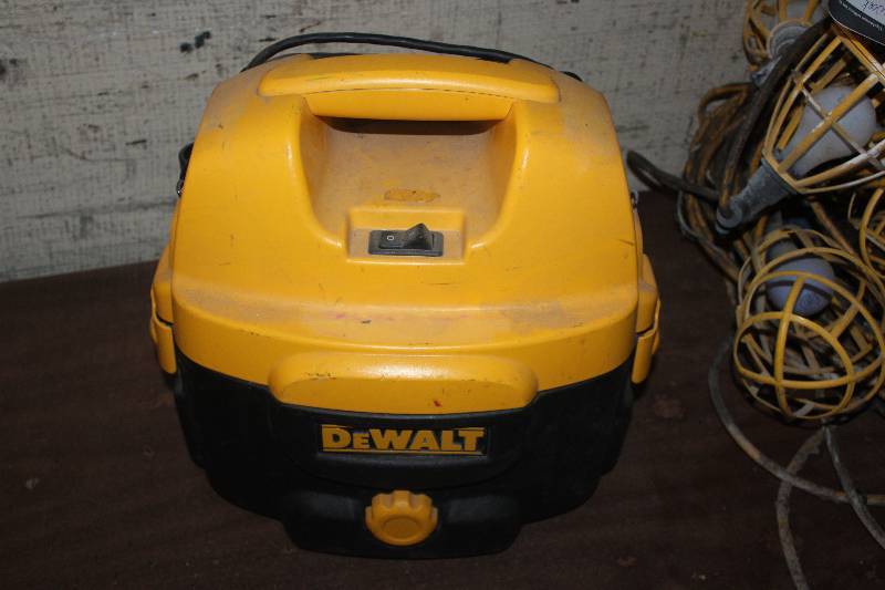 lot 922 image: DeWalt Heavy Duty 2-Gallon CordlessCorded WetDry Vacuum
