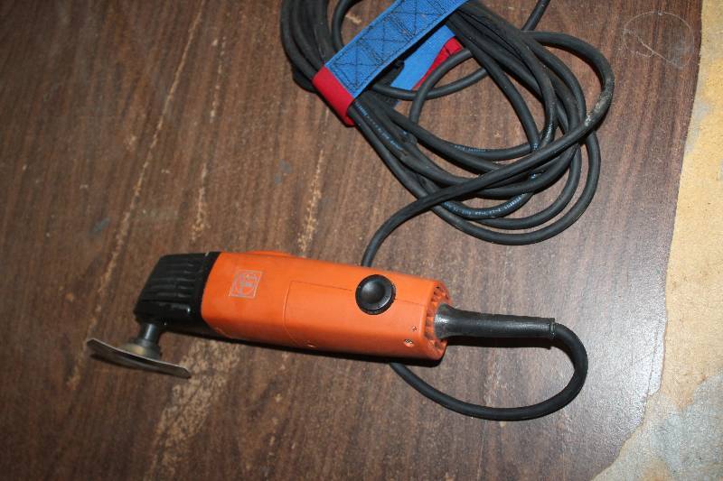 lot 827 image: Fien Multi-Tool