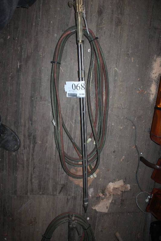 lot 890 image: Demolition Welder Torch w Hose