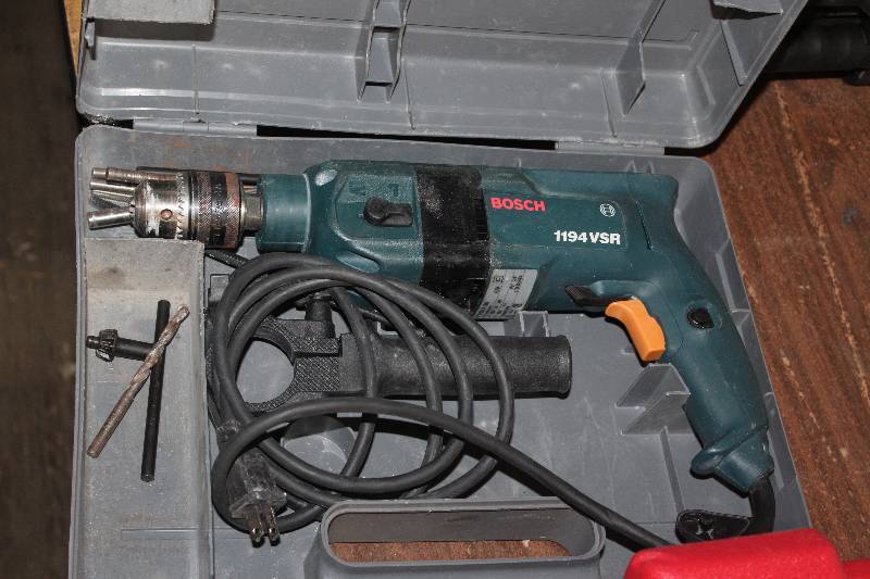 lot 893 image: Bosch VSR Drill w Case, Drill Bits