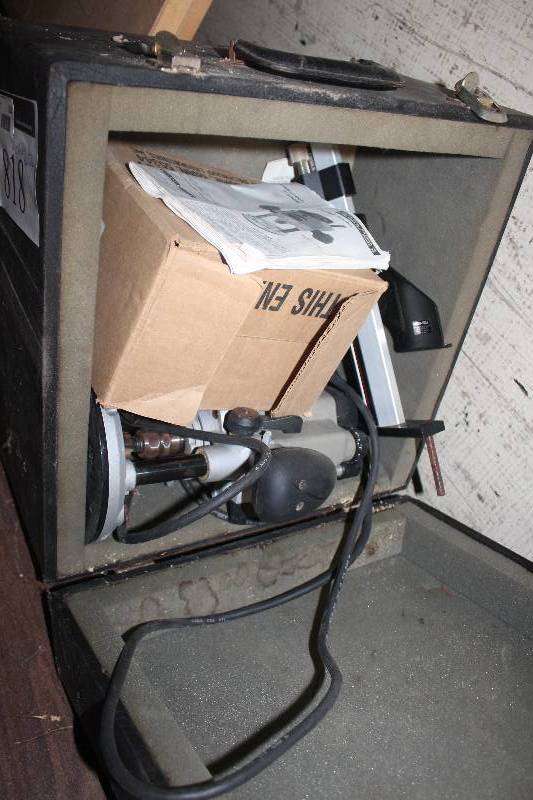 lot 818 image: Porter Cable Plunge Router w Manual