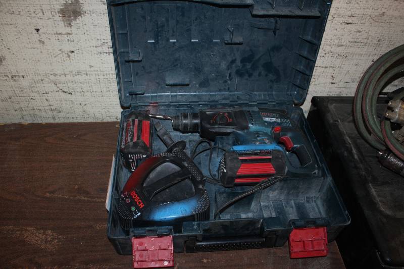 lot 898 image: Bosch Cordless Drill w Case, Battery, Charger