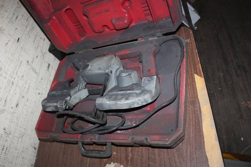 lot 924 image: Milwaukee Heavy Duty Portable Band Saw w Case