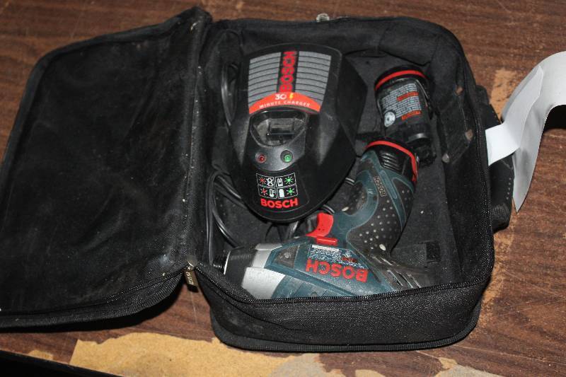 lot 929 image: Bosch 12V Cordless Drill w Case, Battery, Charger
