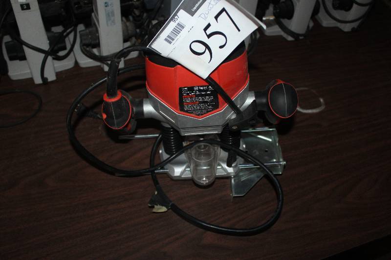 lot 957 image: Black & Decker Router