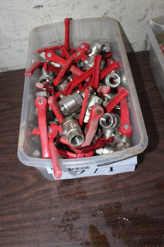 lot 971 image: Assorted T Handle Pipe Shutoff Fittings