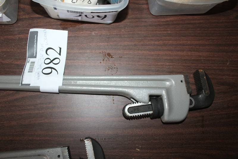 lot 982 image: Superior Tool Heavy Duty Aluminum 24600mm Pipe Wrench