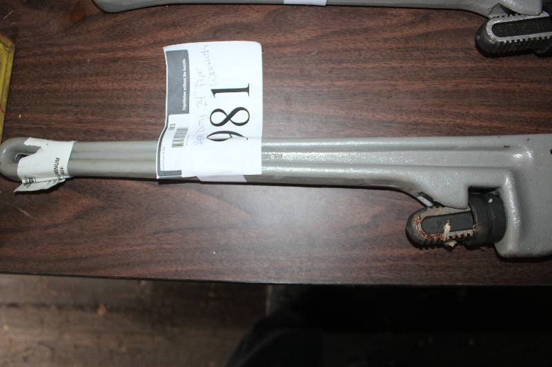 lot 981 image: Superior Tool Heavy Duty Aluminum 24600mm Pipe Wrench