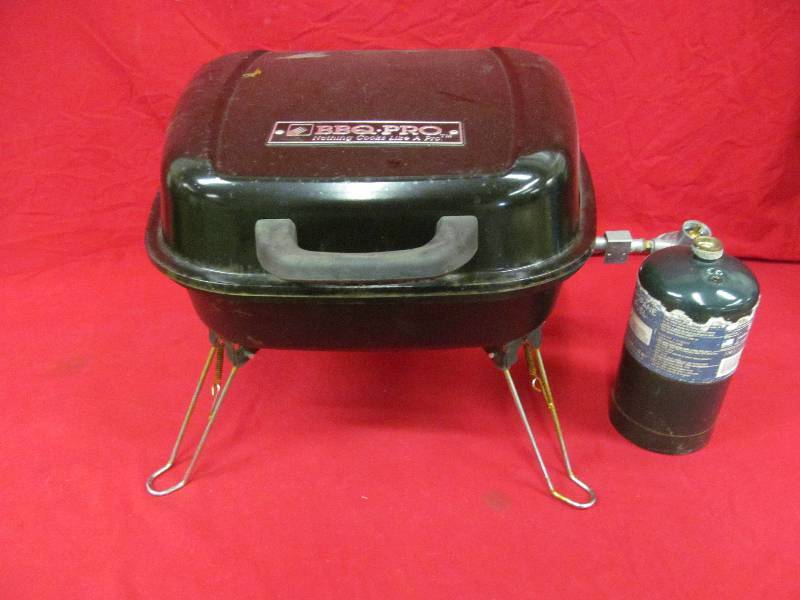 lot 3 image: Pro table top BBQ gas grill