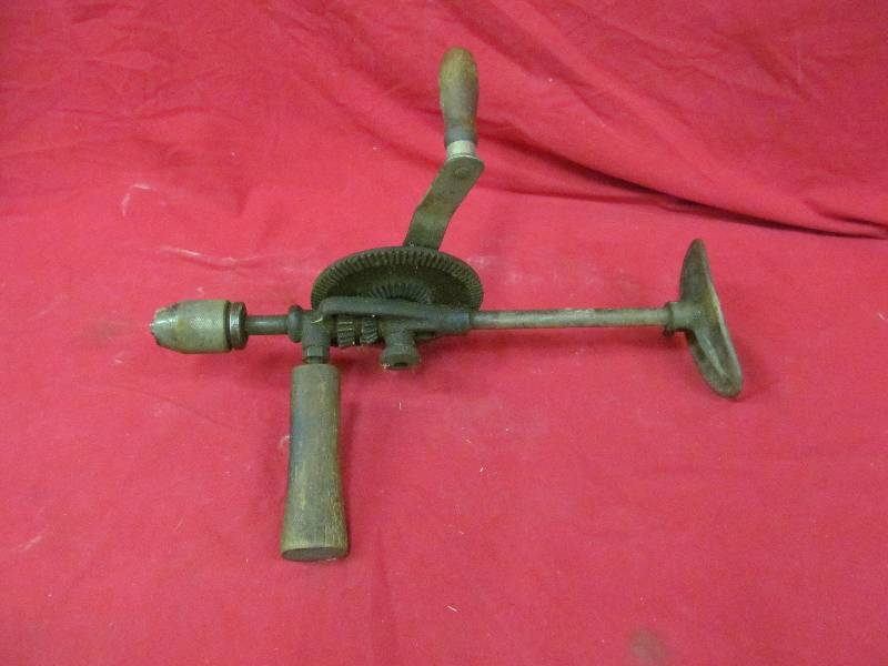 lot 10 image: Antique hand drill