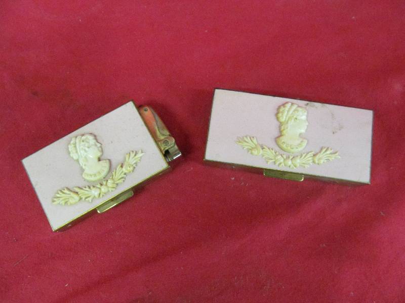 lot 32 image: Vintage ladies cigarette case, matching lighter and box