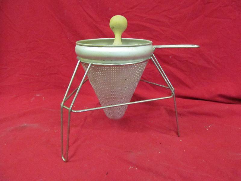 lot 41 image: vintage colander with stand