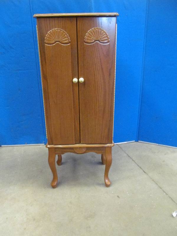 lot 49 image: Jewelry stand