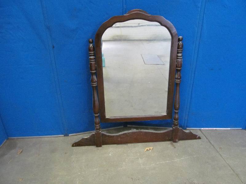lot 72 image: dresser mirror