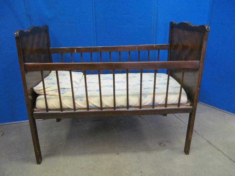 lot 73 image: doll crib