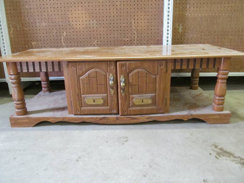 lot 84 image: coffee table