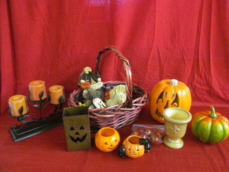 lot 94 image: Halloween Dcor