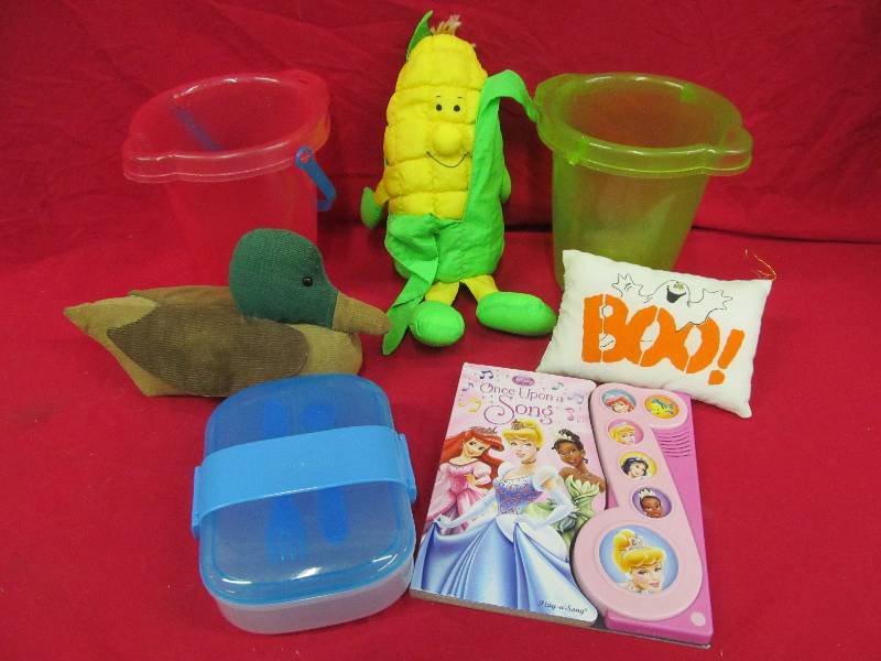lot 107 image: Childrens BookMealtime Set