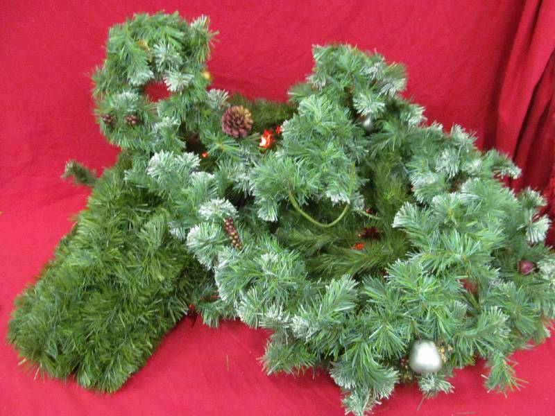lot 108 image: Holiday Dcor