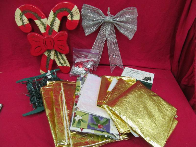 lot 109 image: Christmas Dcor