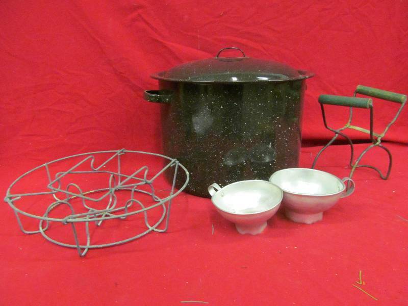 lot 124 image: Enamel KettleJar Rack