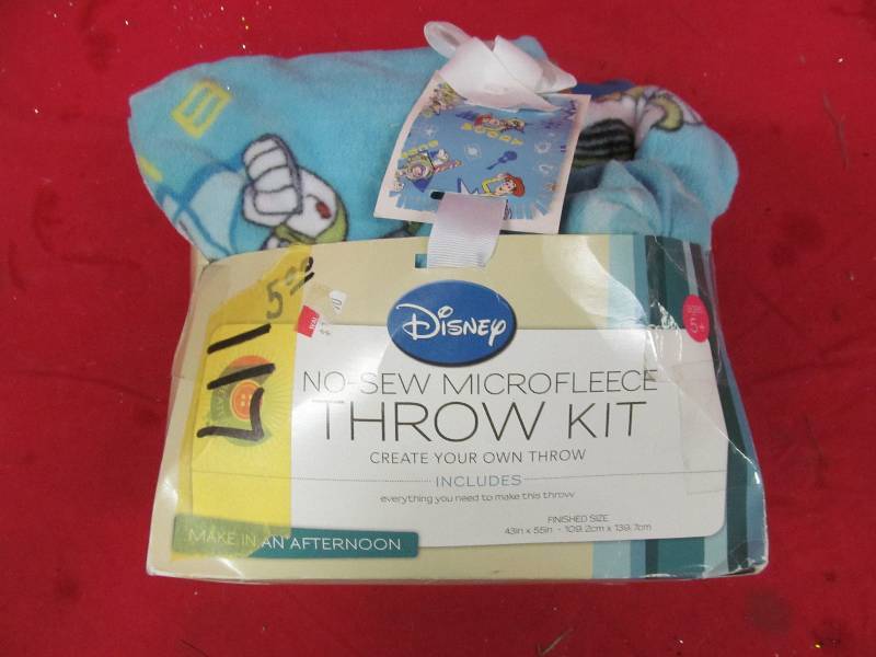lot 131 image: Disney Throw Kit