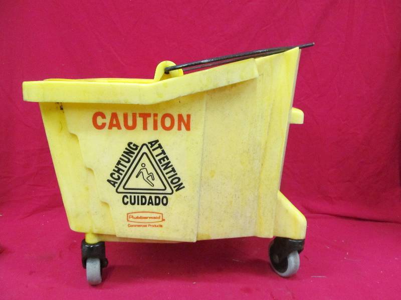 lot 132 image: Rubbermaid Bucket