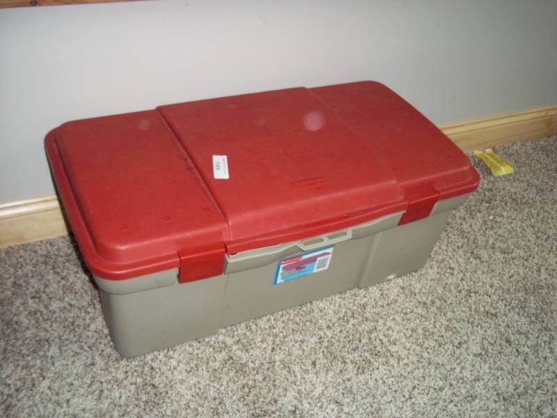 Tote with lid