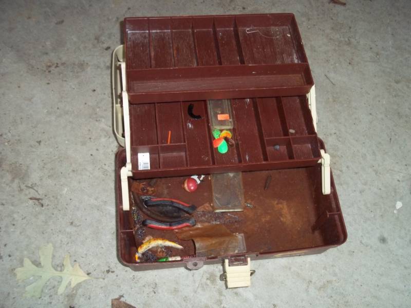 Tackle box with tackle
