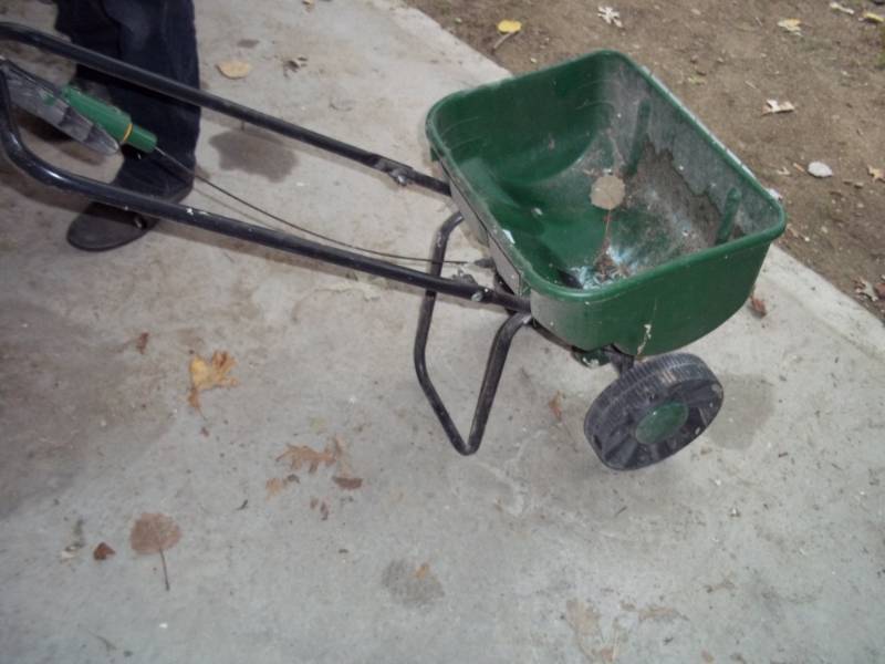 Scotts fertilizer spreader